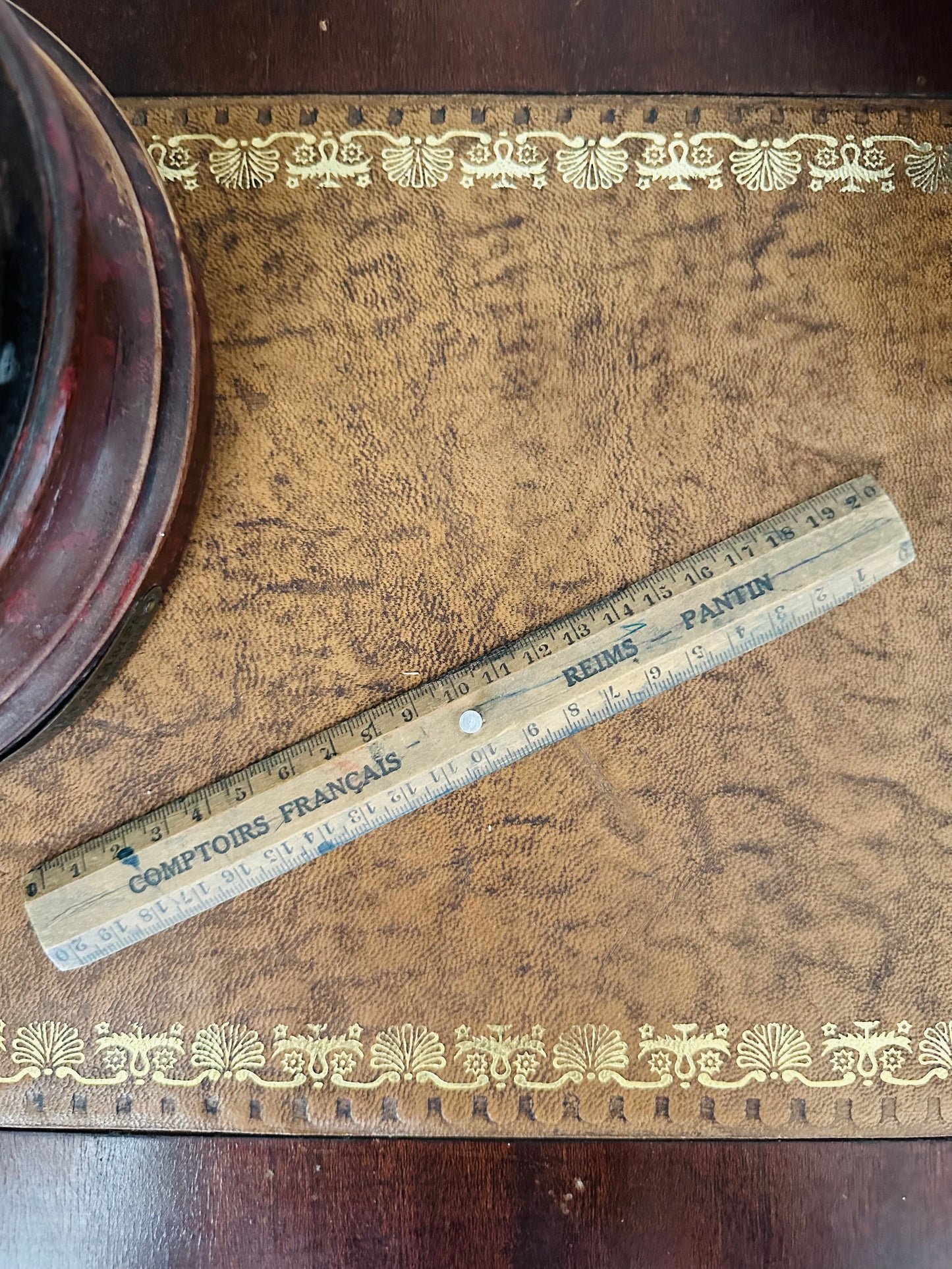 Vieille règle en bois - Les Choses Particulières