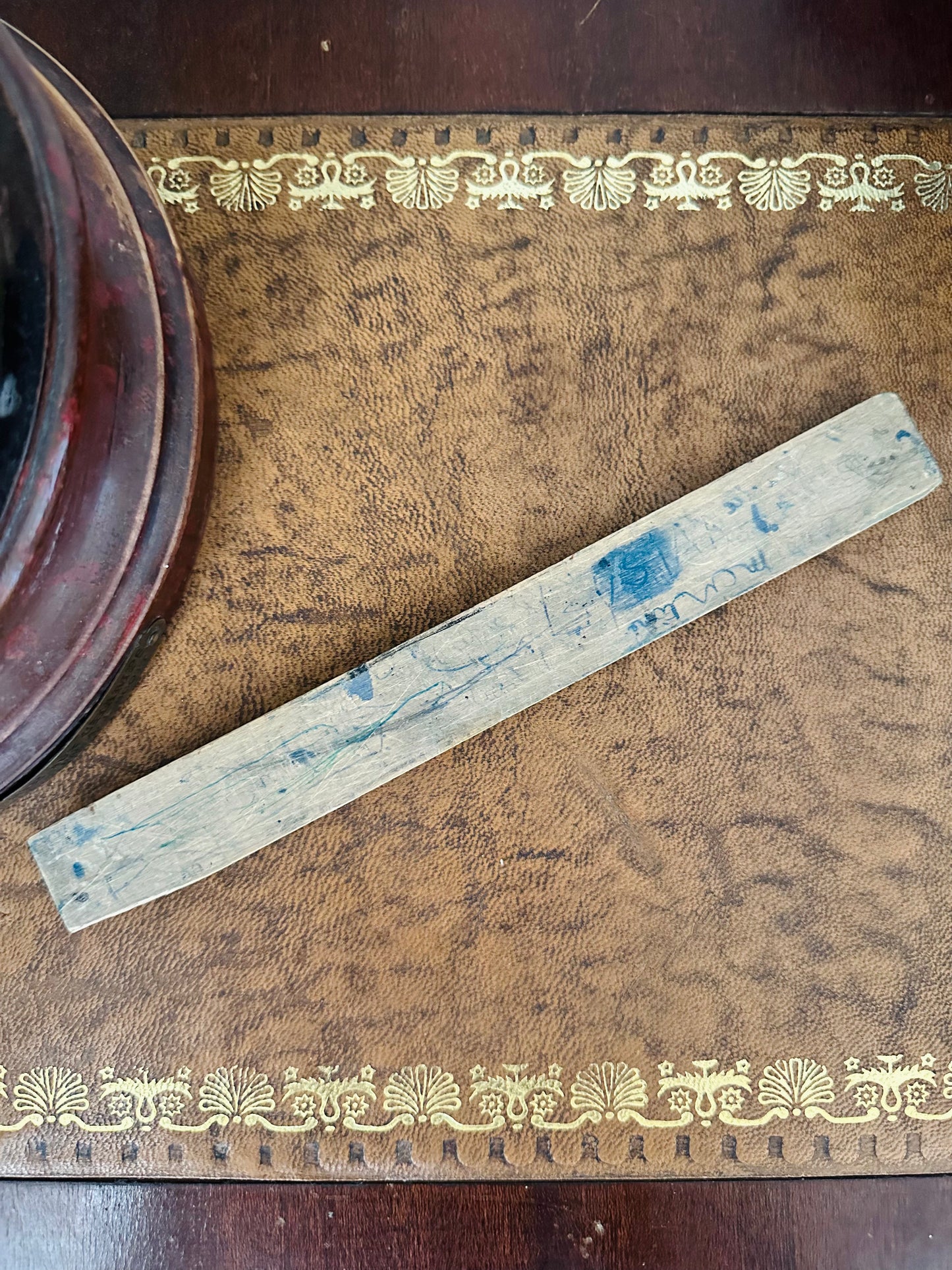 Vieille règle en bois - Les Choses Particulières