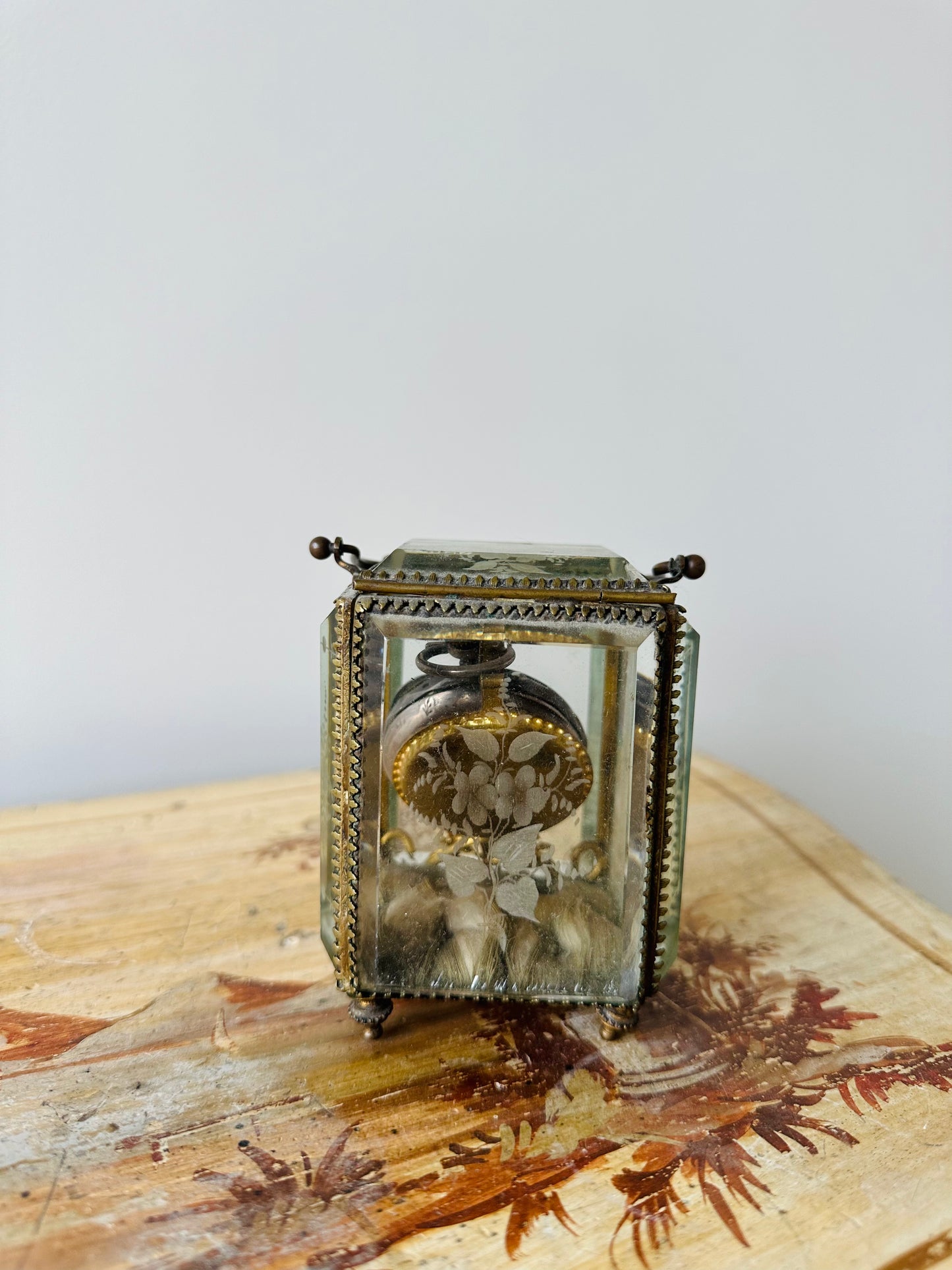 Ancien porte montre en laiton et verre - Les Choses Particulières