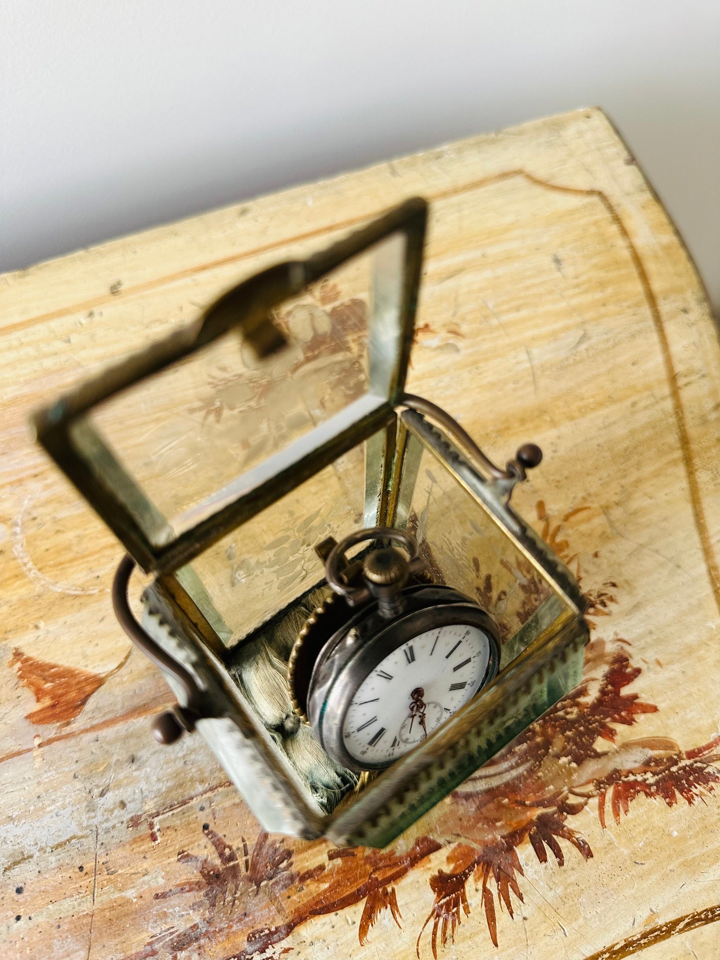 Ancien porte montre en laiton et verre - Les Choses Particulières