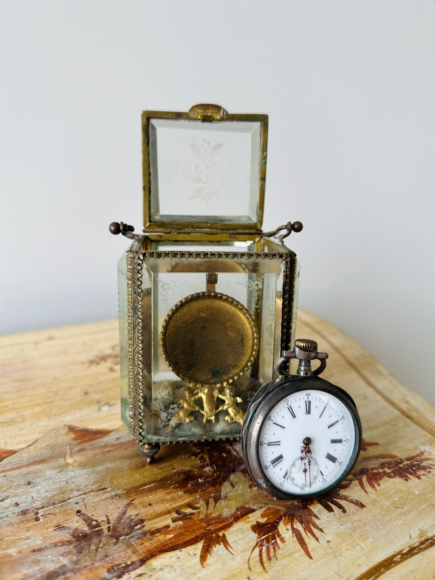 Ancien porte montre en laiton et verre - Les Choses Particulières