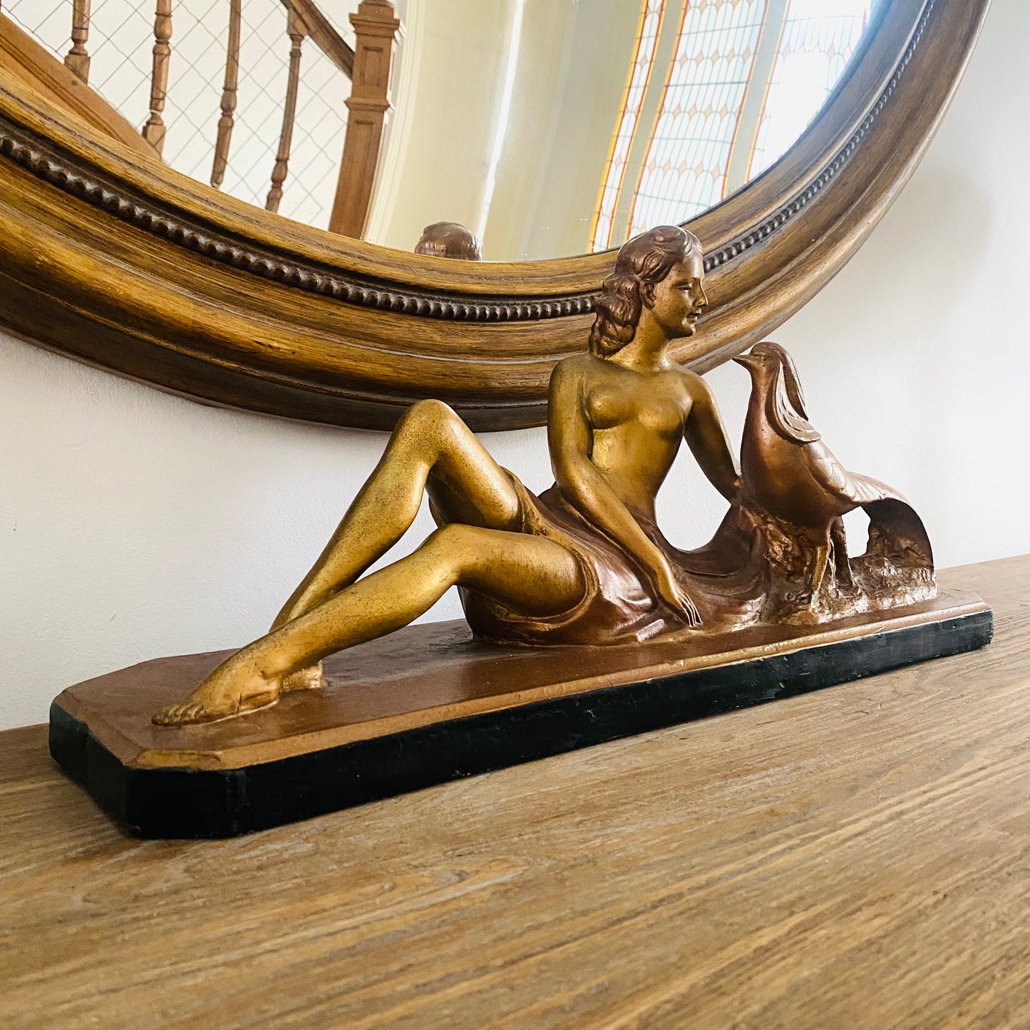 Statue dorée d’une femme et d’un paon - Les Choses Particulières