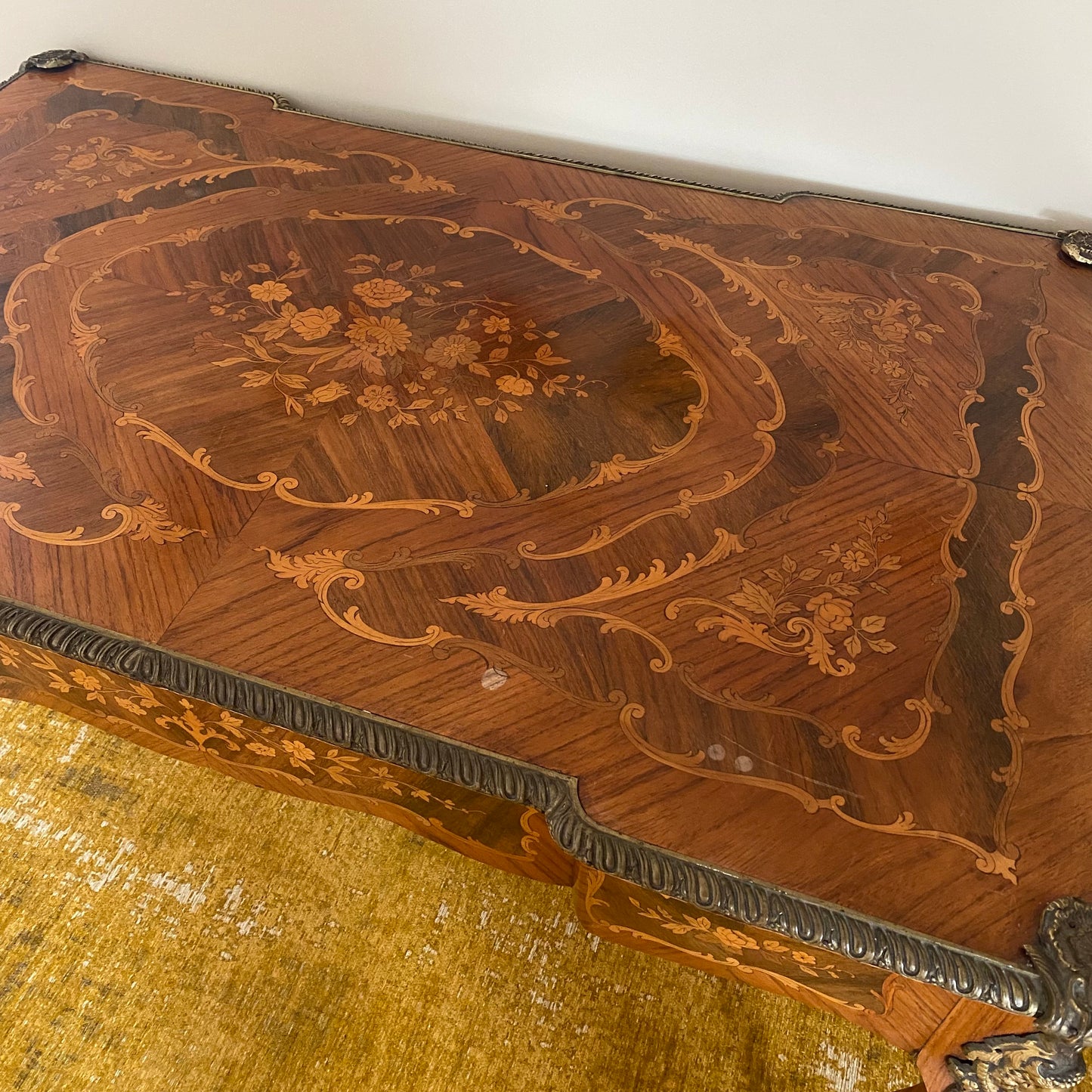 Bureau de style Louis XV en marqueterie - Les Choses Particulières