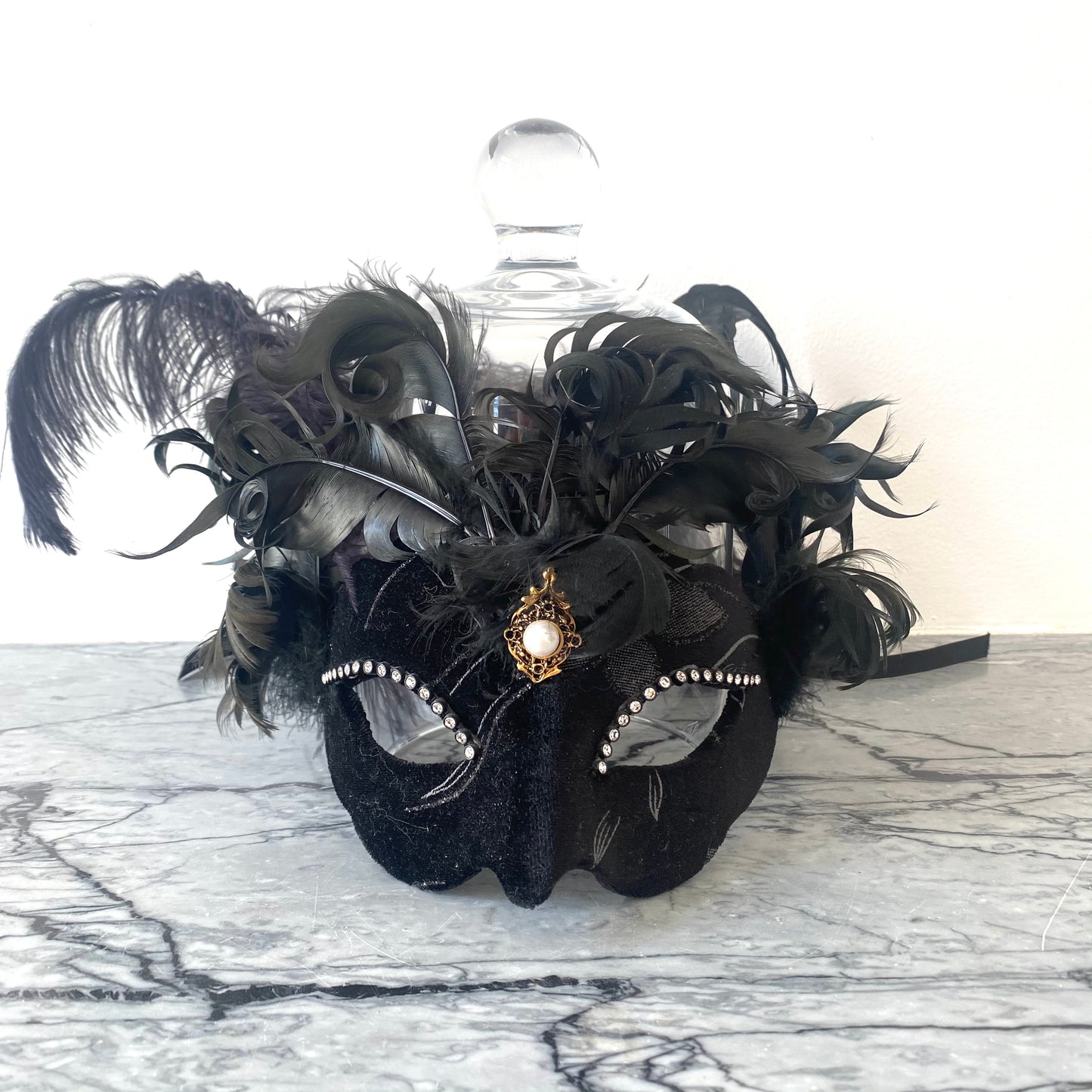 Masque noir en velours et plumes - Les Choses Particulières