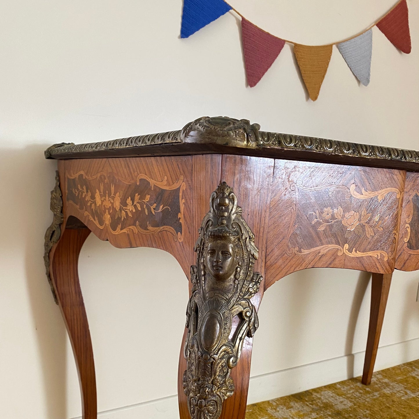 Bureau de style Louis XV en marqueterie - Les Choses Particulières