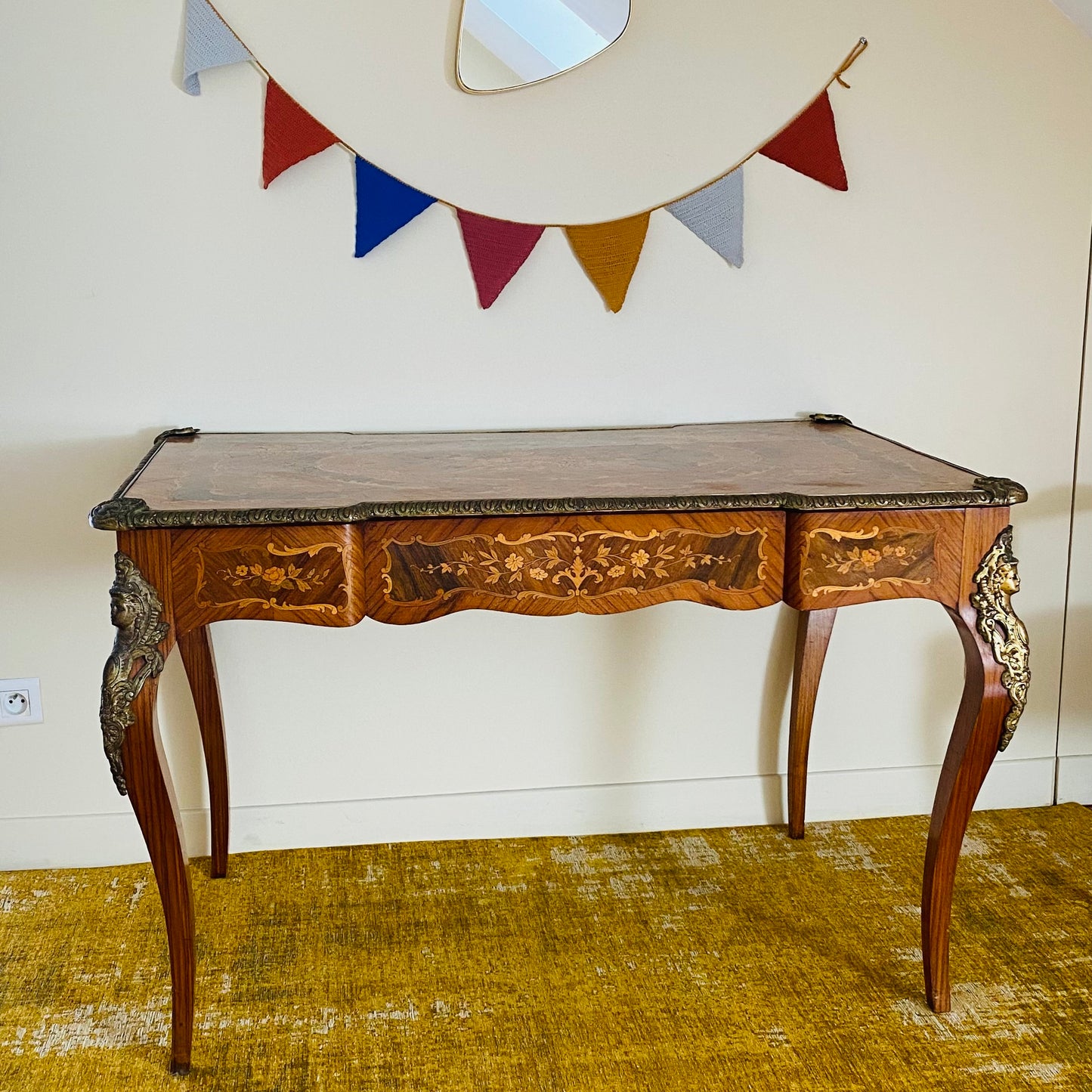 Bureau de style Louis XV en marqueterie - Les Choses Particulières