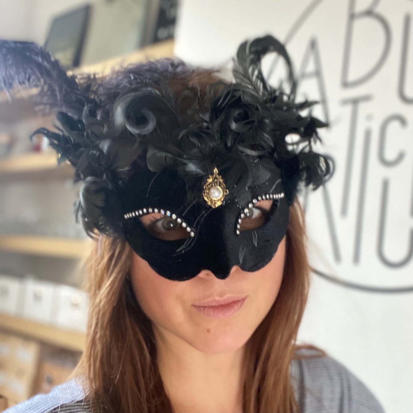 Masque noir en velours et plumes - Les Choses Particulières