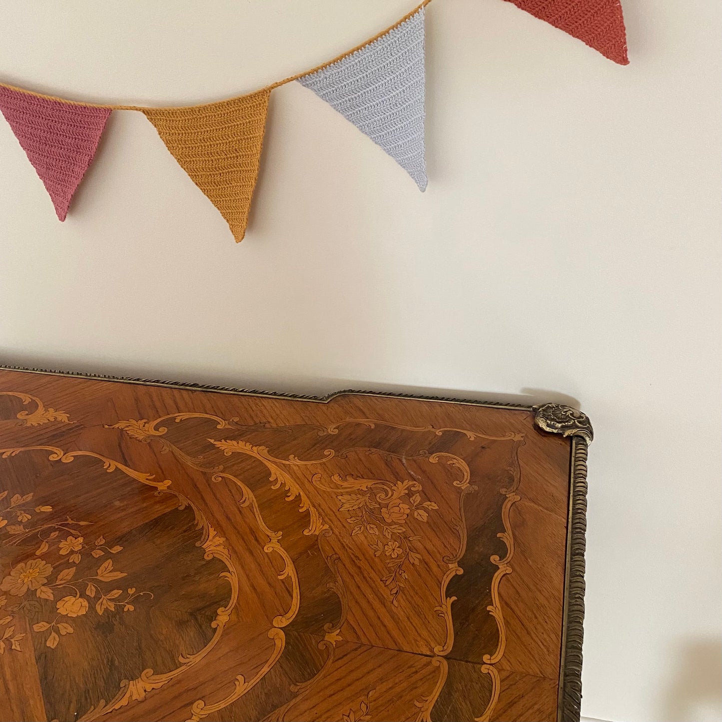 Bureau de style Louis XV en marqueterie - Les Choses Particulières
