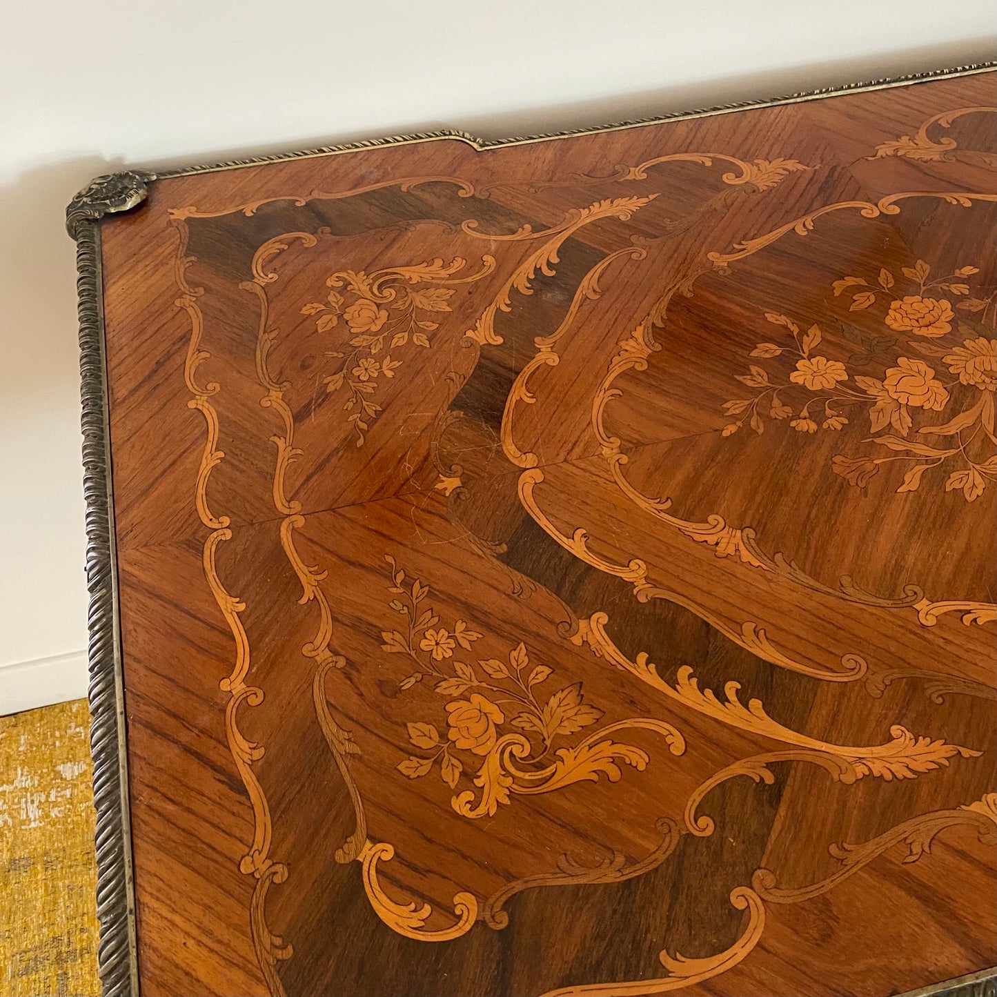 Bureau de style Louis XV en marqueterie - Les Choses Particulières
