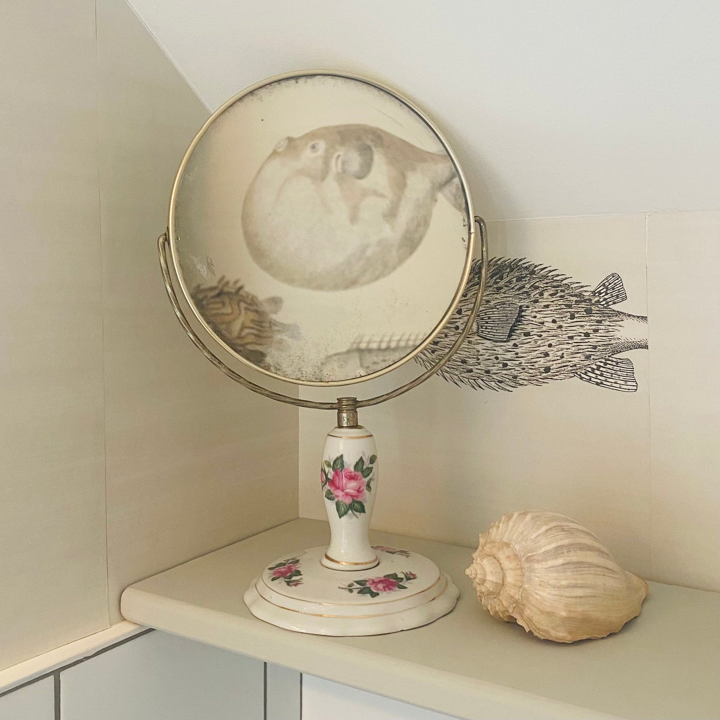 Petit miroir sur pied en porcelaine ancien - Les Choses Particulières