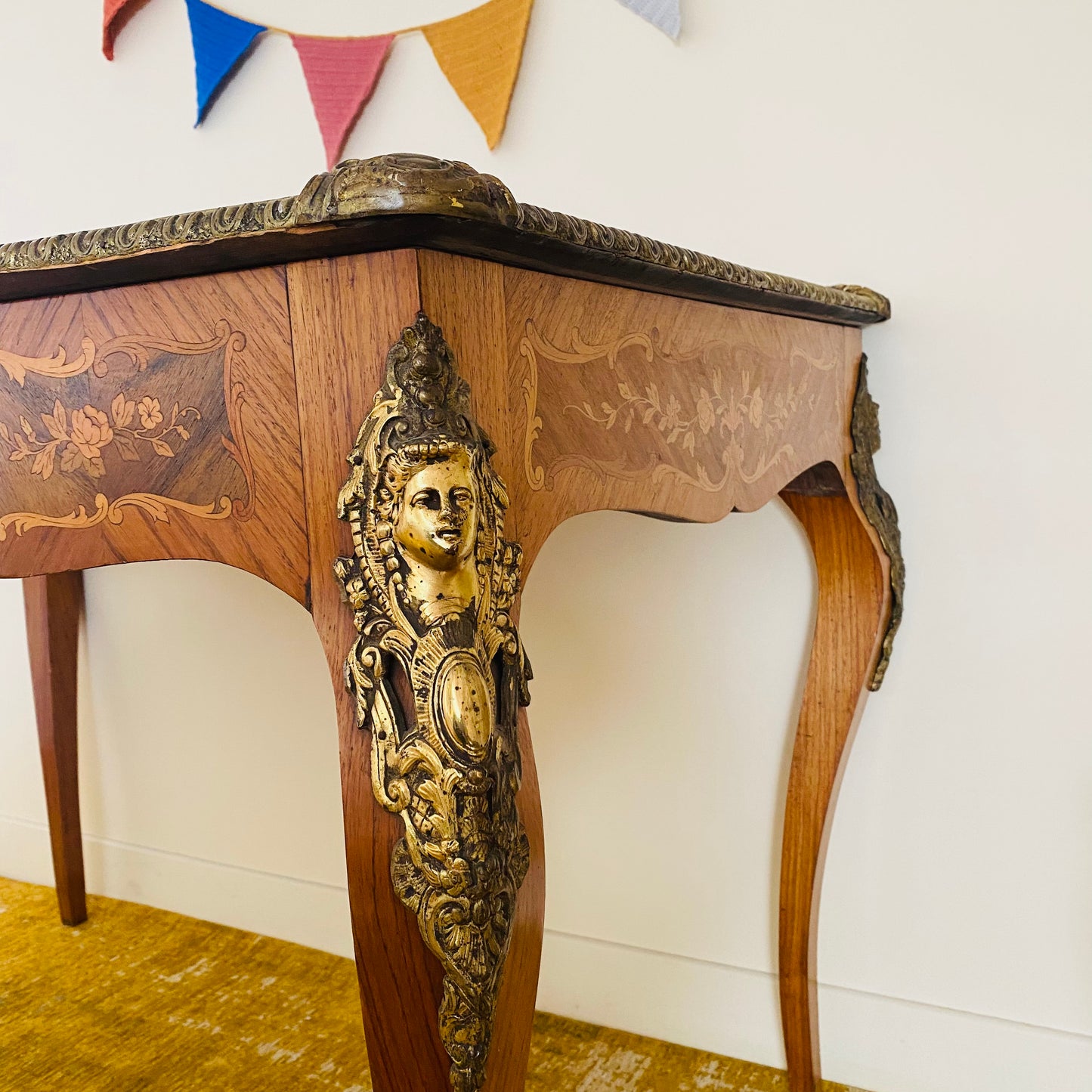 Bureau de style Louis XV en marqueterie - Les Choses Particulières