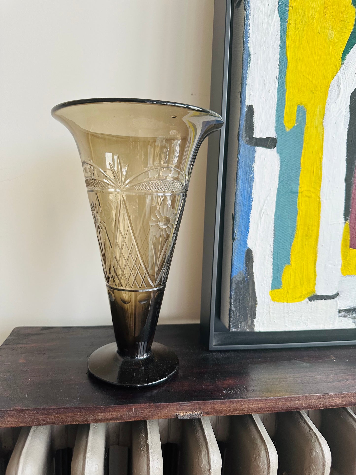 Vase vintage en verre fumé soufflé taillé - Les Choses Particulières