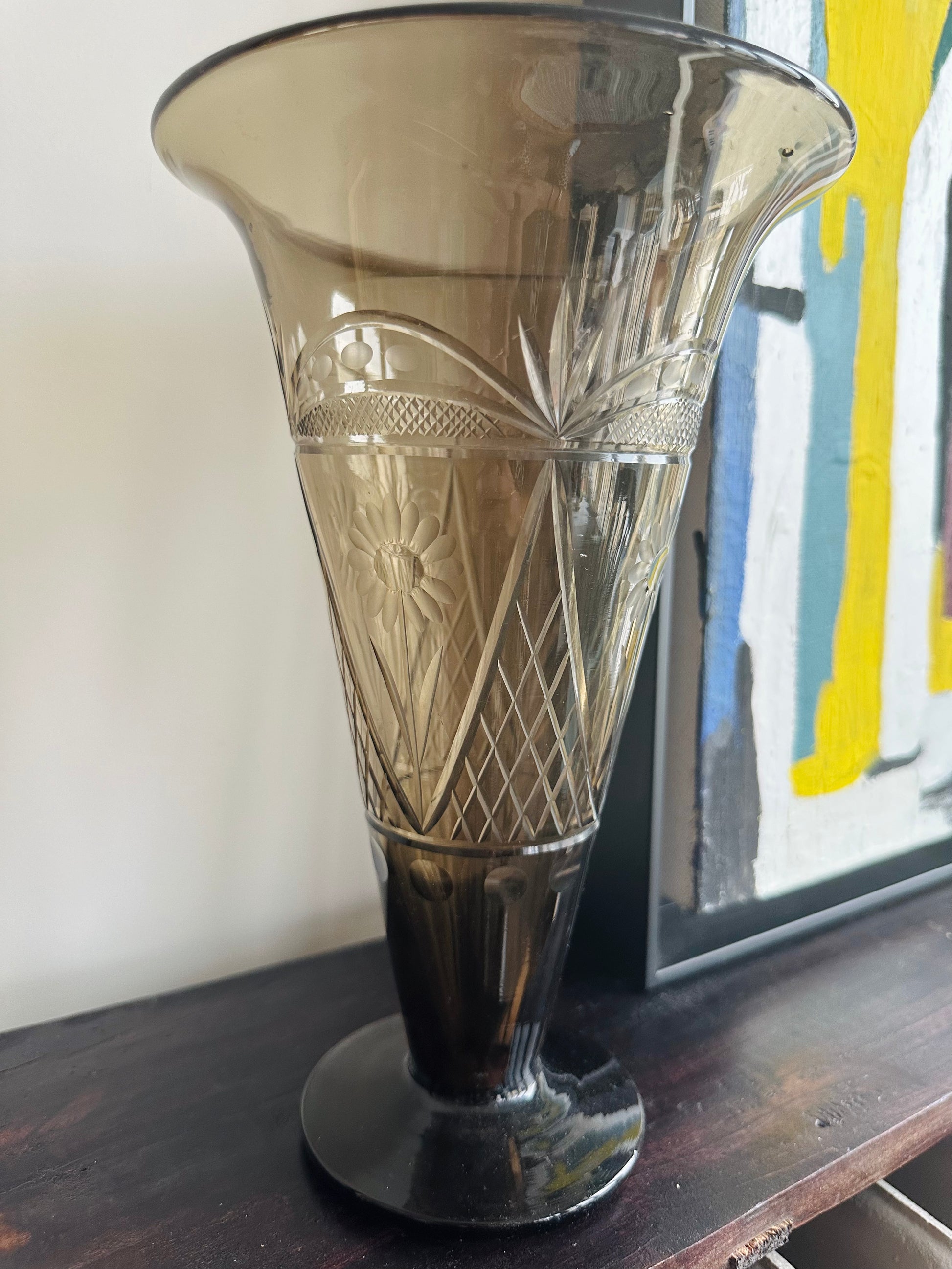 Vase vintage en verre fumé soufflé taillé - Les Choses Particulières