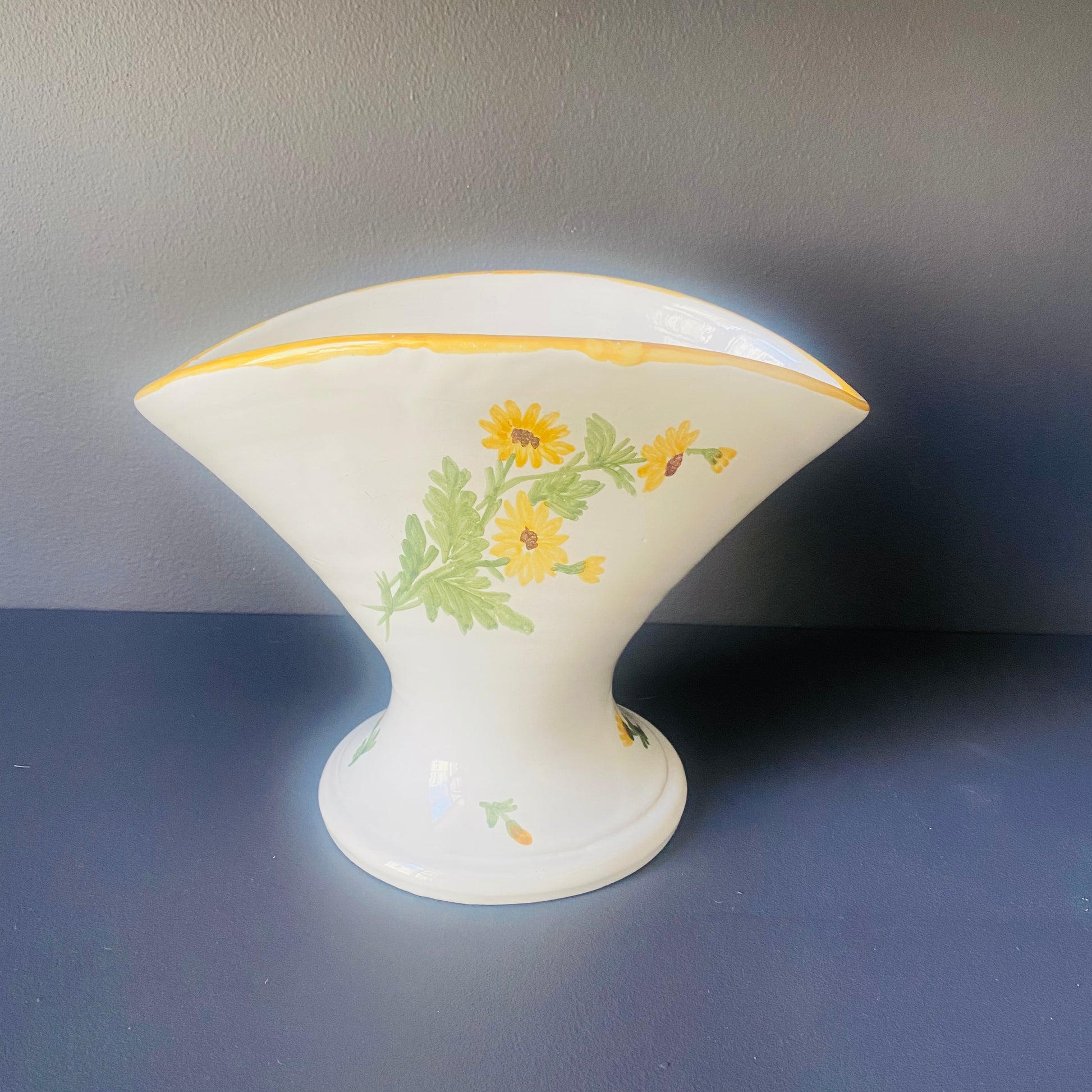 Pot blanc evasé [ou vase ancien] peint à la main - Les Choses Particulières
