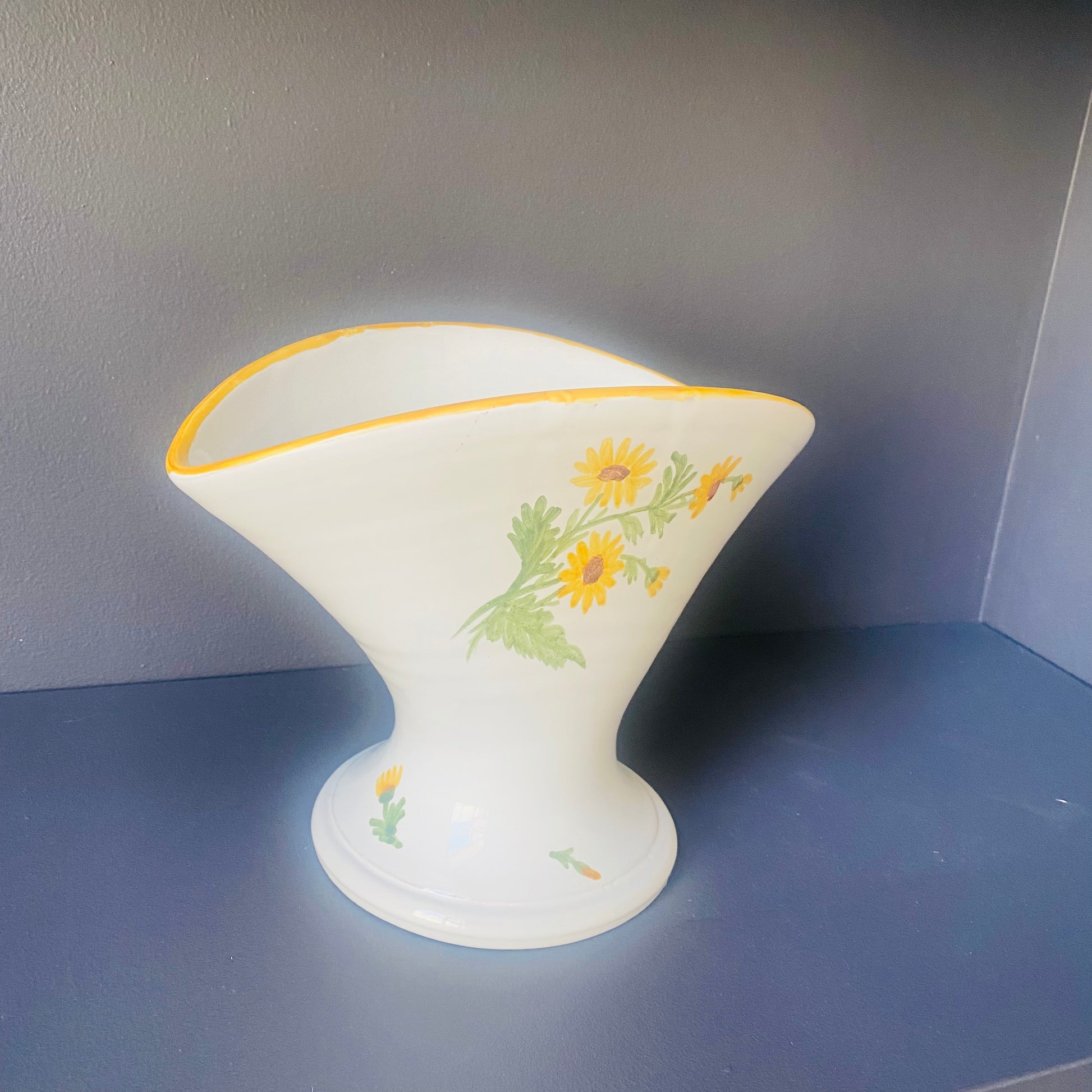 Pot blanc evasé [ou vase ancien] peint à la main - Les Choses Particulières